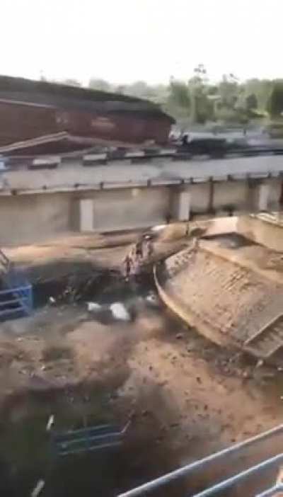 Поезд перевозящий уголь сошёл с рельсов на мосту, Индия