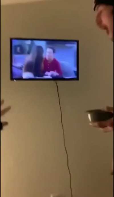 "Life hack de como concerta uma televis&atilde;o"