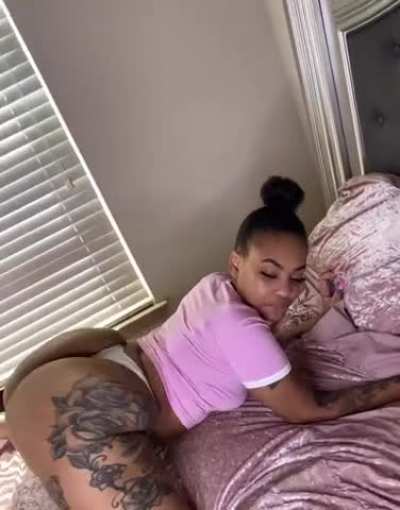 Big ass twerking.