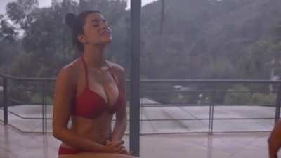 Red bikini in El Rey del Valle (S2E11, 2019) - haven't seen this posted before