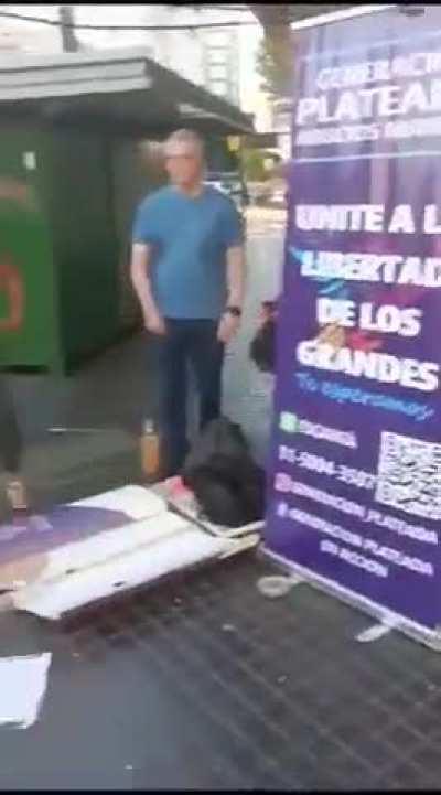 Una kirchnerista atacó y destrozó a golpes una mesa de afiliación de LLA.
