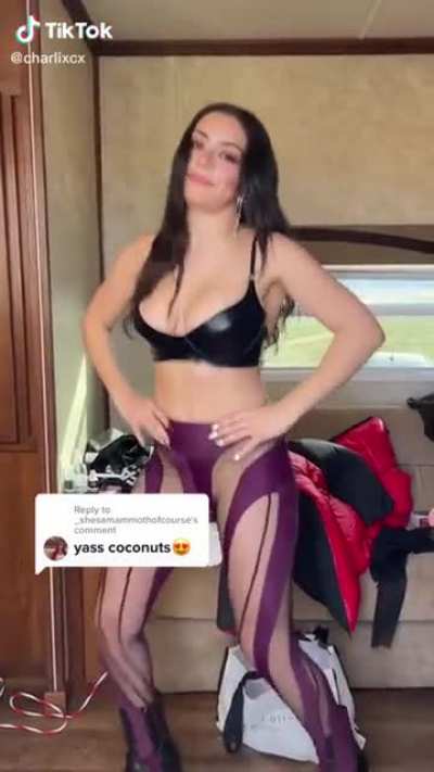 Charli&rsquo;s bouncy tits