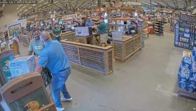 Manager attempts to stop theft at Bass Pro Shops in Georgia, USA