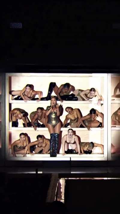 Performing &ldquo;6 inch&rdquo; during Tidal concert (2016)