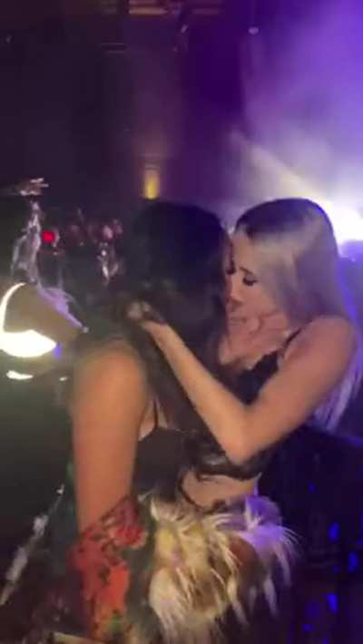 Concert Kiss