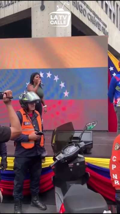 chavista custodiada por polic&iacute;as insulta a manifestantes.