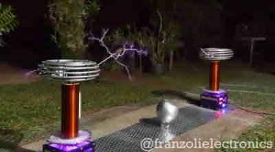 Toto&rsquo;s &ldquo;Africa&rdquo; played entirely on Tesla Coils