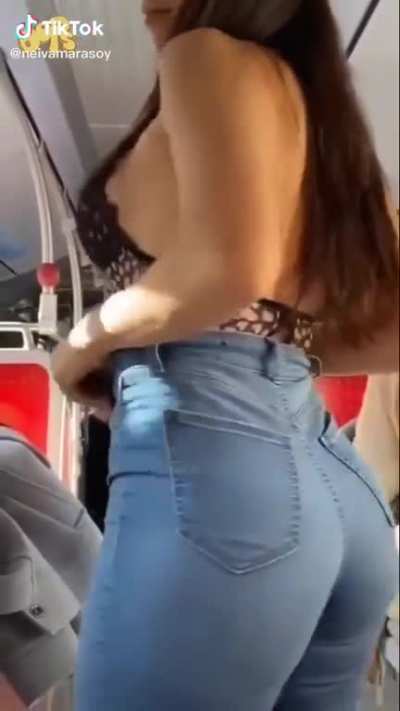The way she&rsquo;s teasing.. damn I can&rsquo;t control my self 🥵🍑