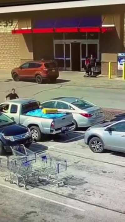 Epic shoplift fail!