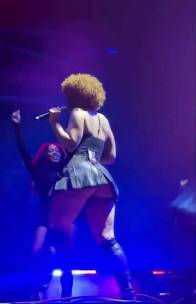 Look at her shake it🫠