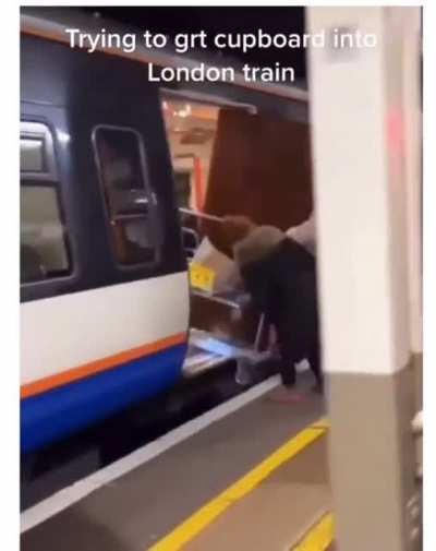 Man holds up London tube&hellip;