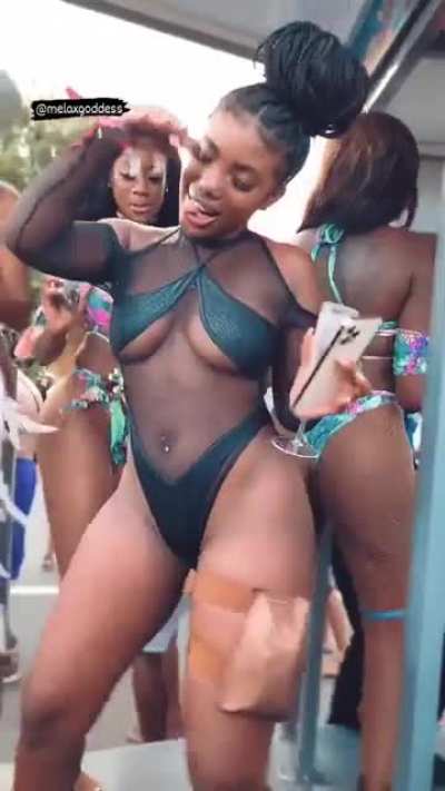 Another Tobago Carnival highlight (@melaxgodess)