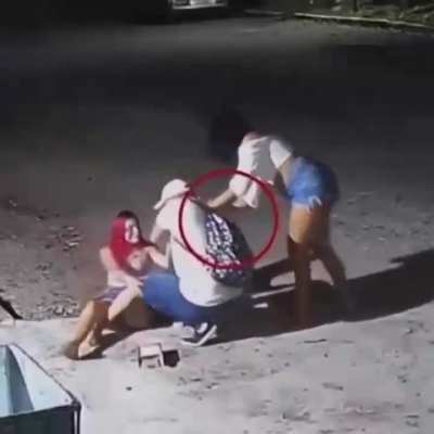 Paloterapia o No? Si cogen a dos ladrones hombres y les hacen la paloterapia entre todos los que estan viendo, que debe hacerse con dos ladronas que abusan de su belleza y la solicitud de ayuda a este hombre, lo inyectan y le roban todas sus pertenencias.