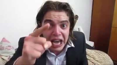 Tente contar quantas vezes ele falou "emo"ou pareceu um alem&atilde;o servindo o ex&eacute;rcito.