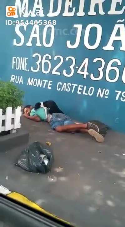 K&ouml;pke adamı &ccedil;atır &ccedil;utur sikiyor