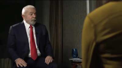 Em entrevista, Lula questionou: "Por que que Angela Merkel pode ficar 16 anos no poder e Daniel Ortega n&atilde;o?" A rep&oacute;rter responde que Angela Merkel n&atilde;o mandou prender opositores.