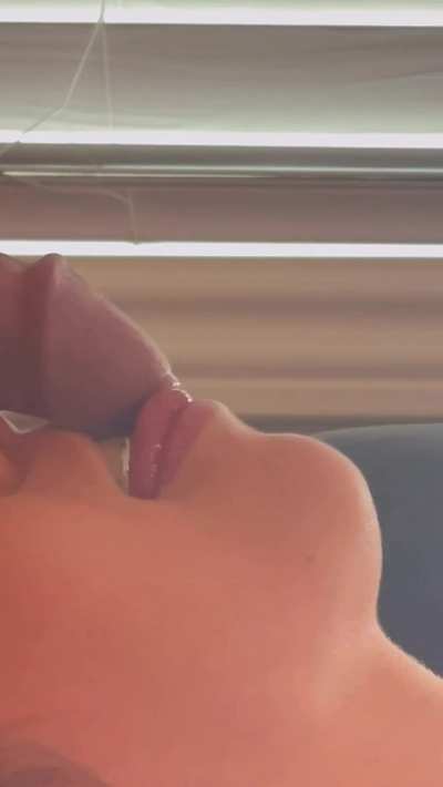 Cum on her tongue 🤤