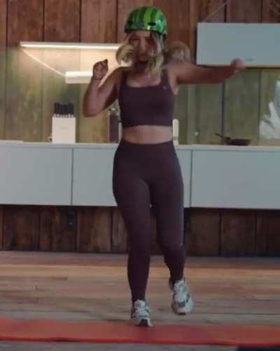 Julia Beautx &bdquo;trainiert&ldquo; &hellip; aus Julien Bam&lsquo;s &bdquo;Der letzte Song aus der Bohne Akt 3&ldquo;
