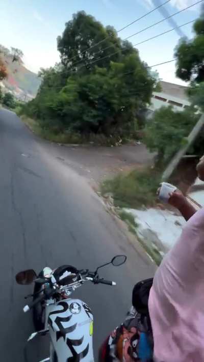 Que bom que t&aacute; de capacete