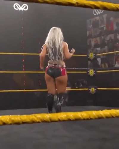 Toni Storm 🍑