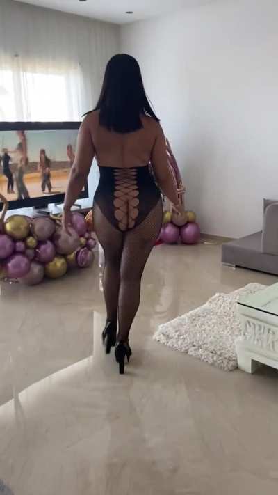 هل ستتبع الأرنب الأسود؟ 🐰