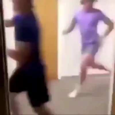 Cuando sos el impostor y te ven salir de la alcantarilla