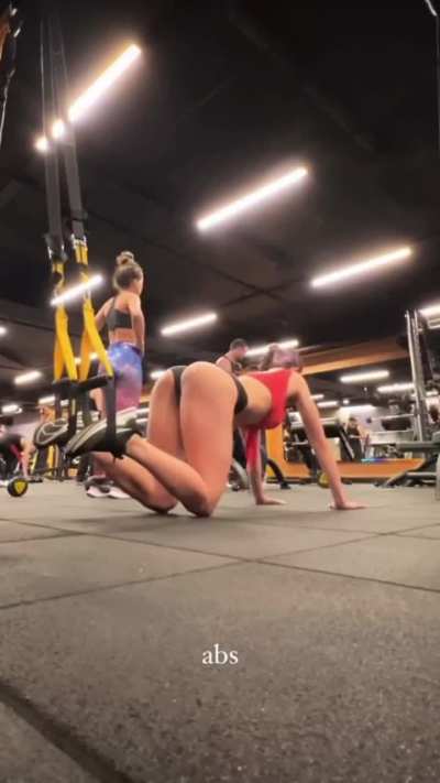 She didn&rsquo;t catch anyone staring!!