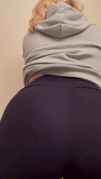 Just a little twerking in my leggings. I&rsquo;m trying 😋