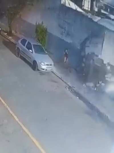 duvarı delen otob&uuml;s kadını &ouml;ld&uuml;r&uuml;yor