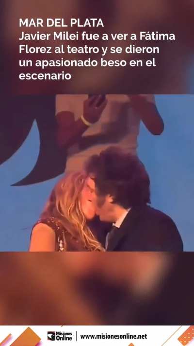 El pibe esperando el beso y la rubia se hace rogar. 