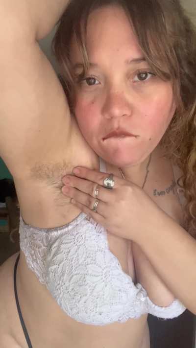 They say that to start the day well you have to smell and lick the armpits of a chubby Latina