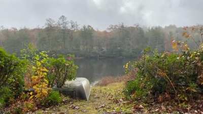 Rainy mornin&rsquo; on the lake