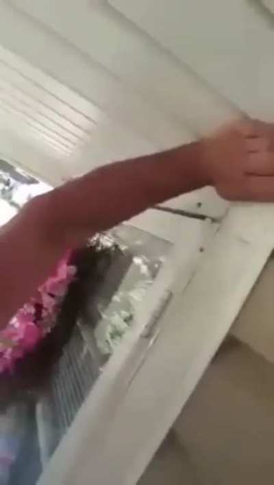 How to easily remove a wasp nest from your house, easy fix!