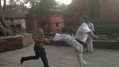 Kyokushin karate vs &ldquo;street fighter&rdquo;