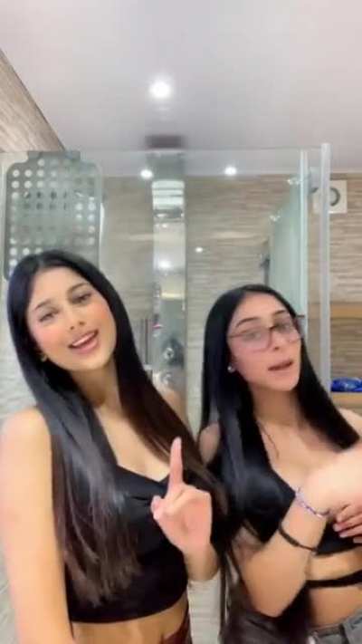 Which one's got the better tits?🥵💦