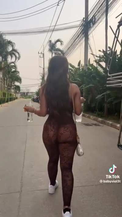 Rate her walk 🍑 out of 10 ?