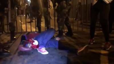 La polic&iacute;a evitando que se le de primeros auxilios a una joven a la cual le provocaron convulsiones
