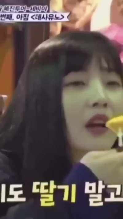 Red Velvet eating