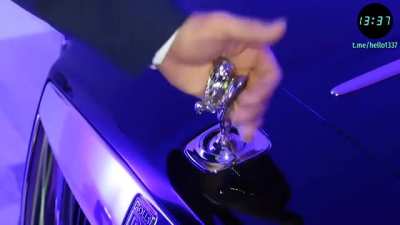 Антивандальный механизм статуэток "Spirit of Ecstasy" на капоте автомобилей марки Rolls-Royce.