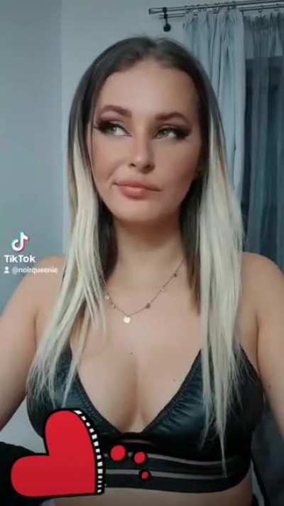 @noirqueenie