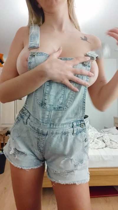 Do you think you can handle these perfect natural tits while I ride your cock baby? [F] 😈🇸🇪