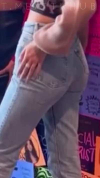 Charli's tight ass in jeans🫠