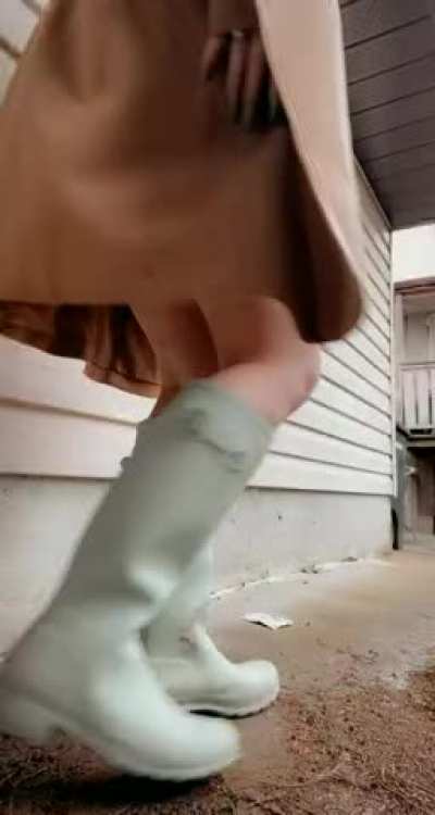 I’d bet anything you weren’t expecting what’s under this little ginger girls coat 😈 cum find me on Onlyfans to see me fuck myself with a 10 inch dildo and have a REAL orgasm in this outfit. No paywalls, no ads, daily uploads. LINK BELOW 🥰