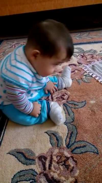 bu ne oğlum ya, YouTube derinliklerinden buldum, videonun adı ''Allah sesini duyunca zikir &ccedil;eken bebeğimiz''