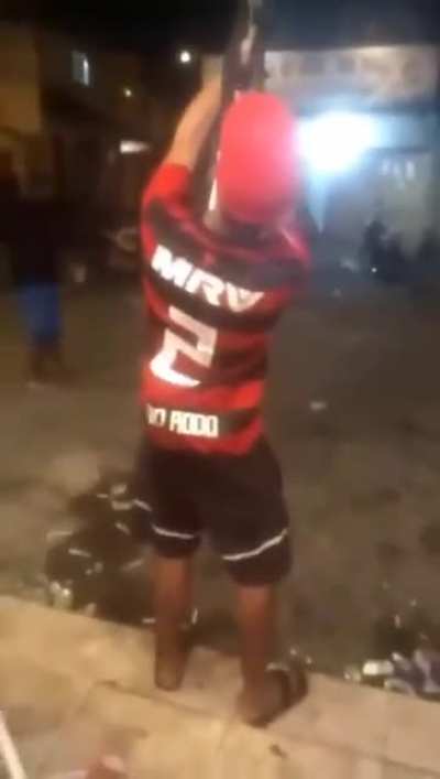 muca abaixa a cabeça moderador: ele morreu? chat: