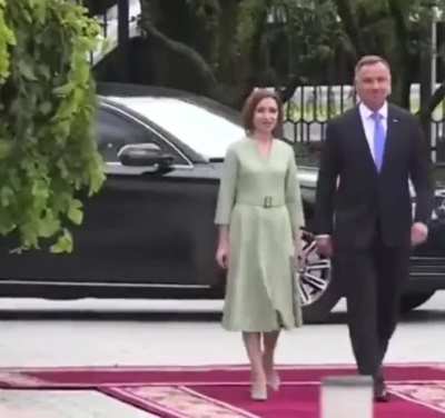 A Komorowski wszedł na krzesło!