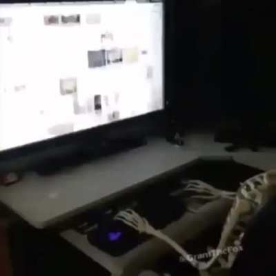 At&eacute; o esqueleto faz isso men respeita