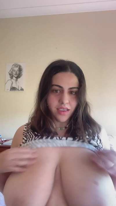 Busty Arab seductive curves ;)