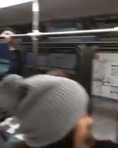 Pegar metr&ocirc; n&atilde;o &eacute; que nem &ocirc;nibus n&atilde;o (sim, o v&iacute;deo n&atilde;o tem &aacute;udio)