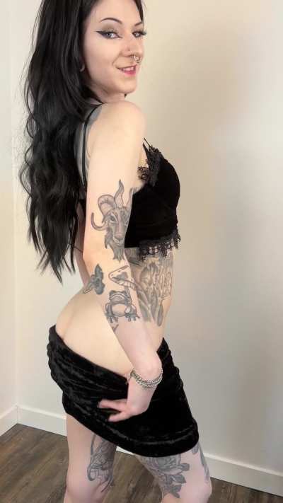 Can&rsquo;t keep my skirt on